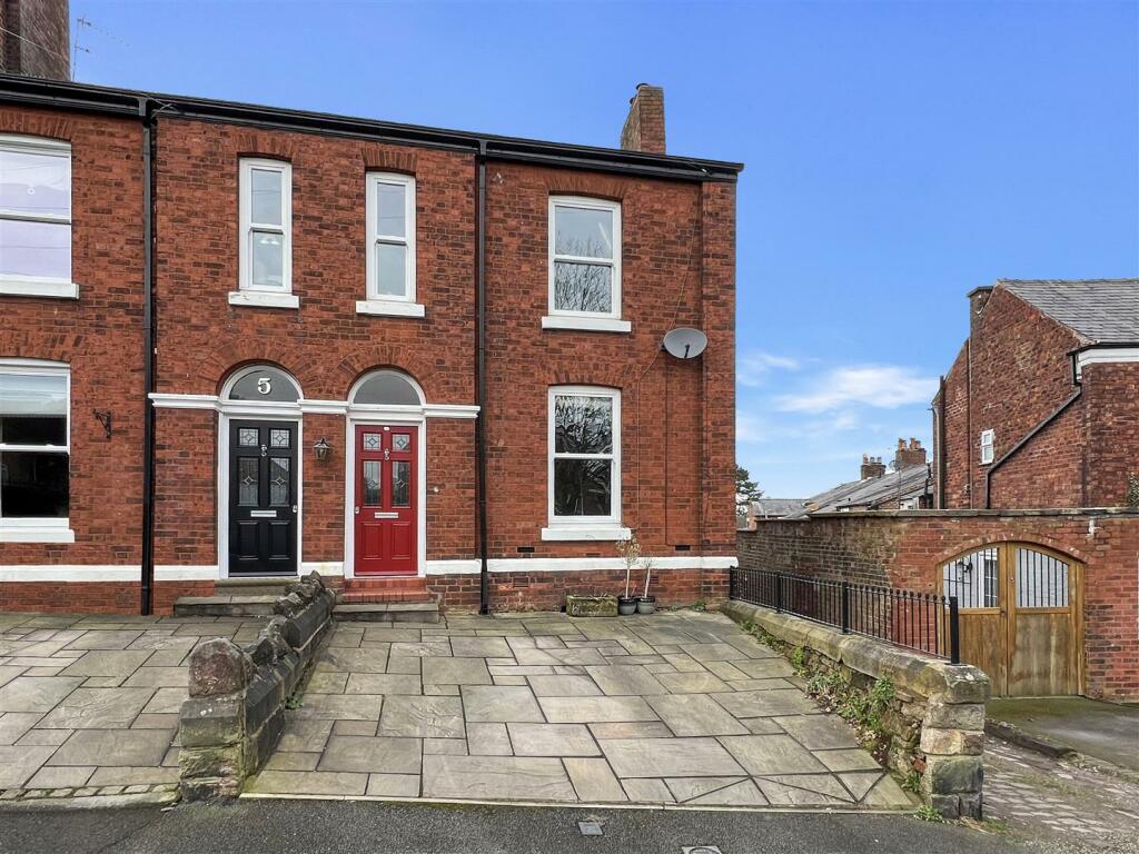 4 bedroom end of terrace house for sale in Howey Hill, Congleton, CW12