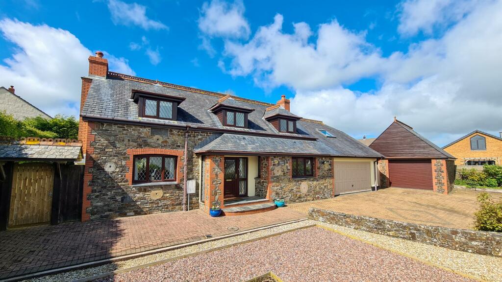 4 bedroom detached house for sale in Woolsery, Nr Bideford, EX39