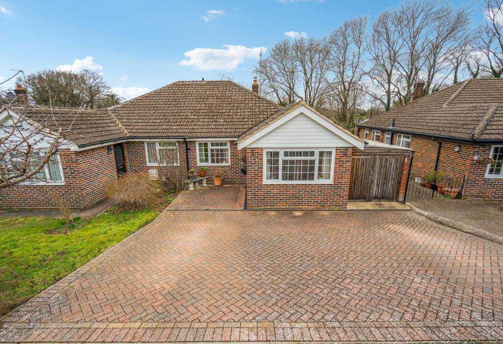 3 bedroom semidetached bungalow for sale in Hillcroft Road, Chesham