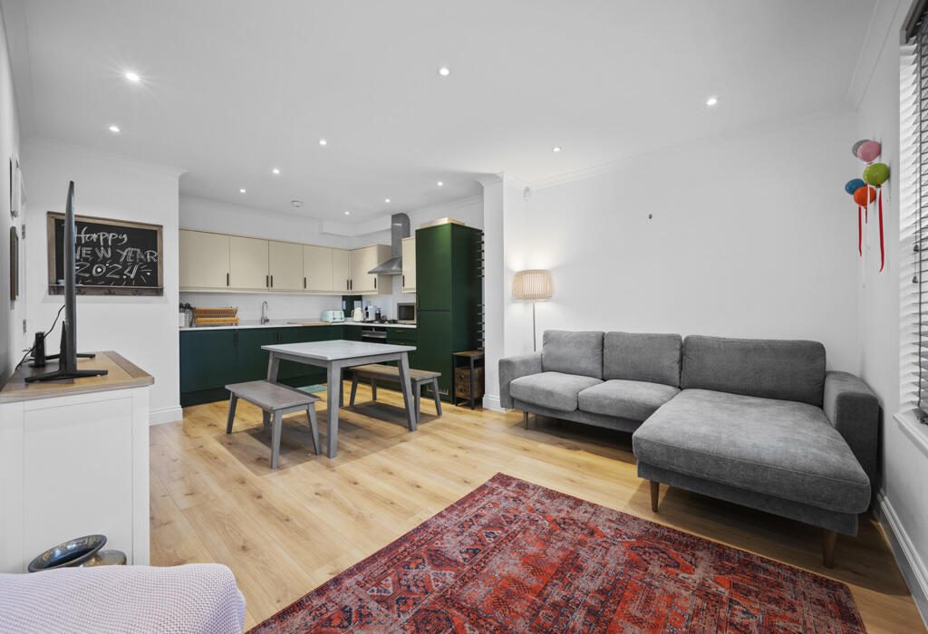 2 bedroom flat for rent in Courtview House, East Molesey, Surrey, KT8