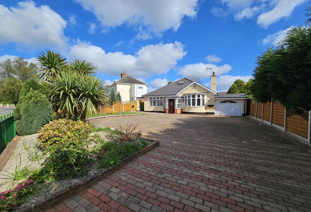 3 bedroom detached bungalow for sale in Markfield Road, Ratby, LE6