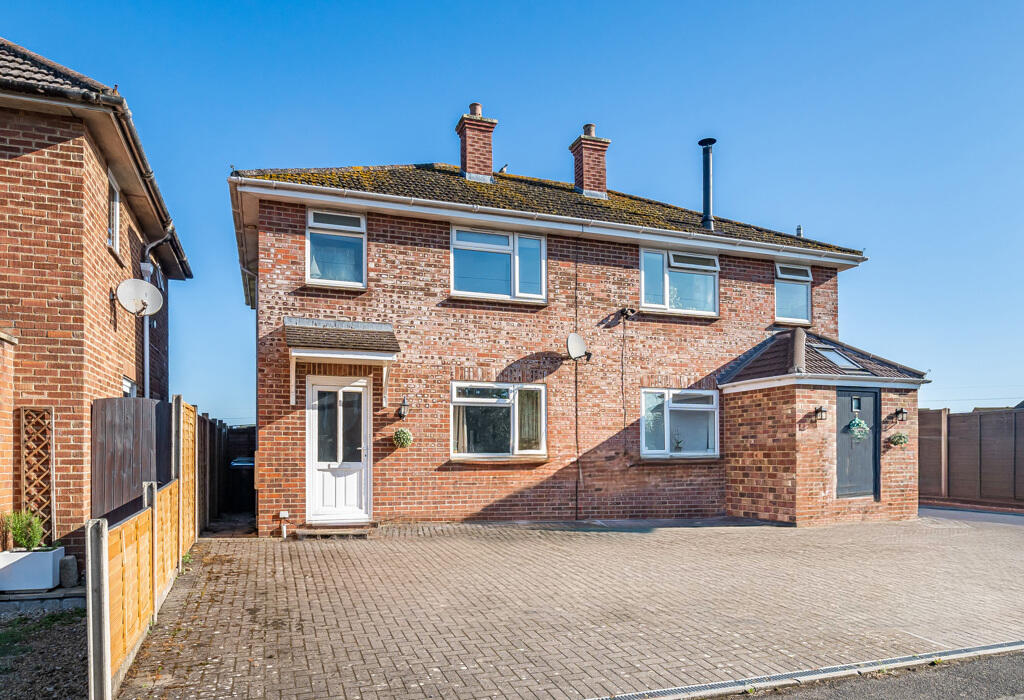 3 bedroom semidetached house for sale in Methuen Avenue, Melksham