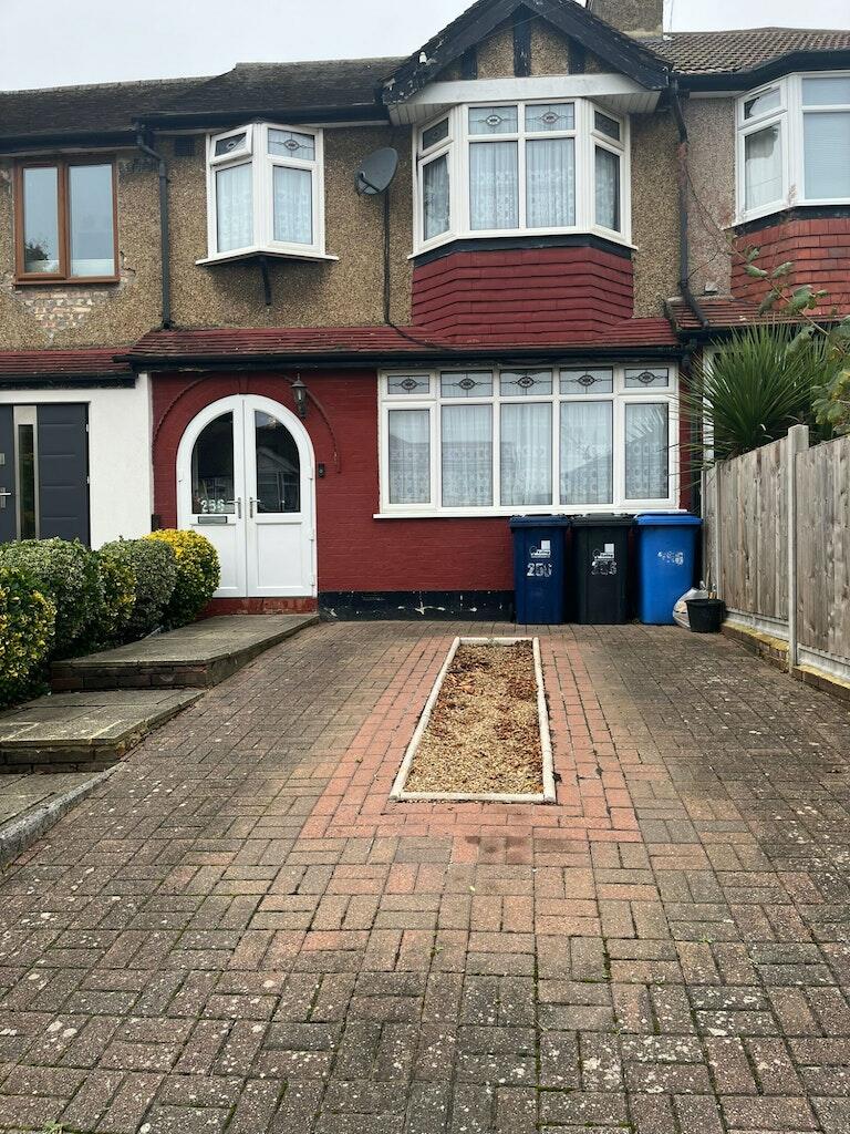3 bedroom terraced house for sale in Empire Road, Greenford, UB6