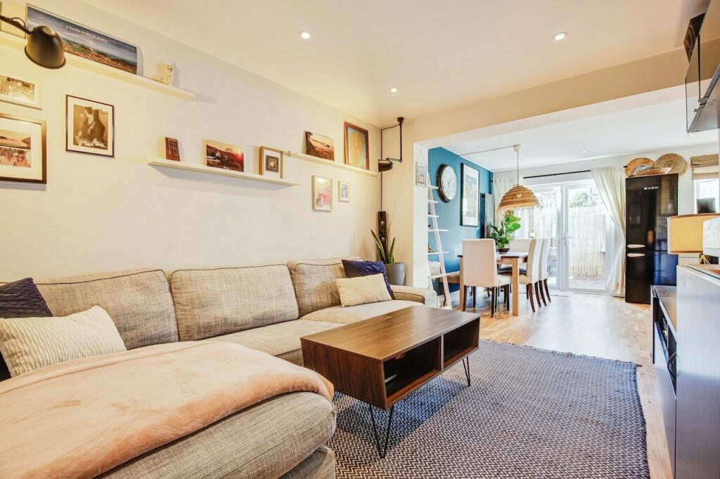2 bedroom flat for sale in Wilkinson Way, London, W4