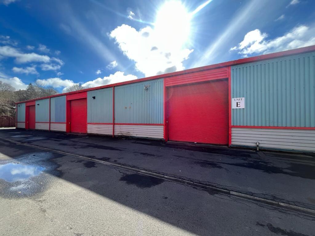 Light industrial facility to lease in Unit E Glasgow North Trading