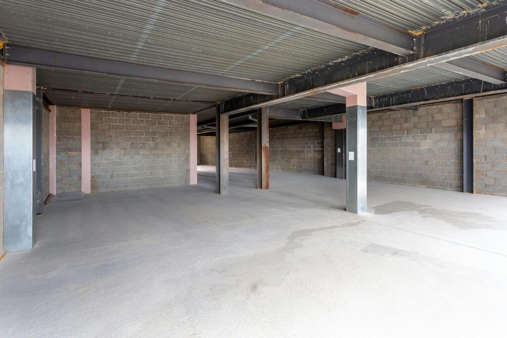 Vikys  Inside Commercial Unit 2.jpg