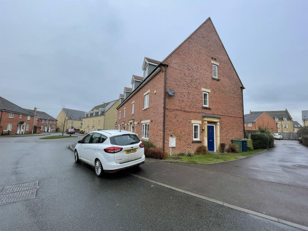 3 bedroom house for rent in Greenacre Way, Cleeve, Cheltenham, GL52