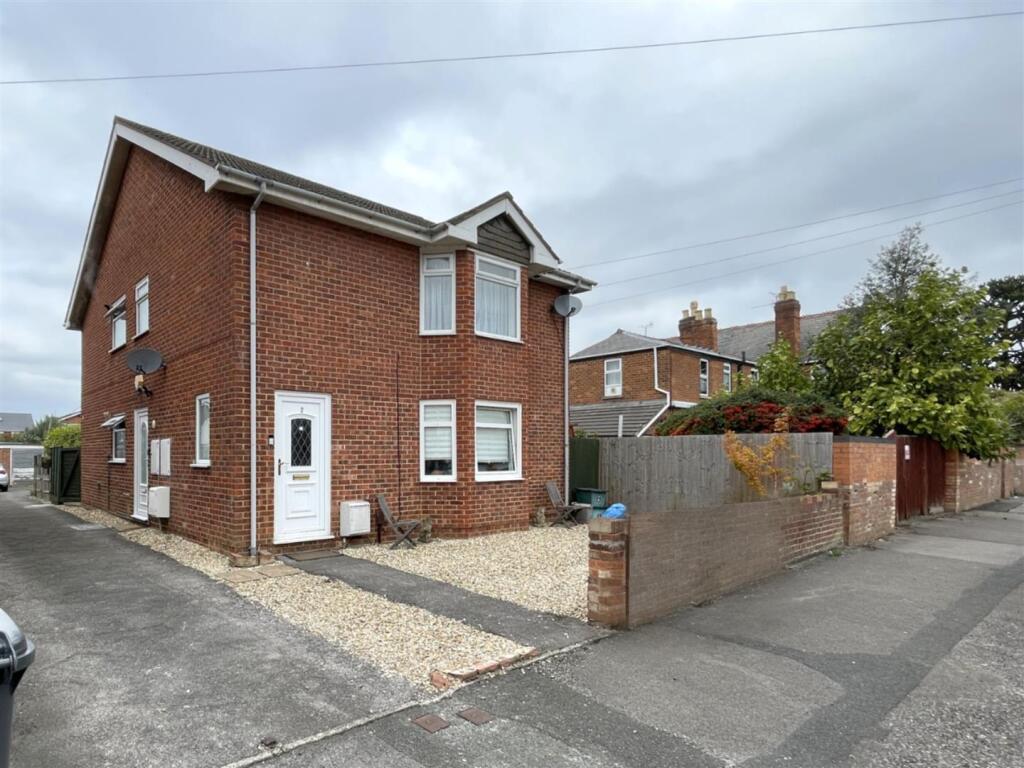 2 bedroom maisonette
