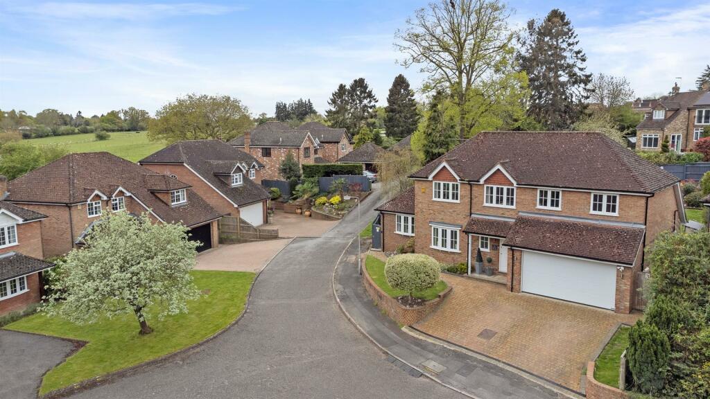 4 bedroom detached house for sale in Roberts Wood Drive, Chalfont St
