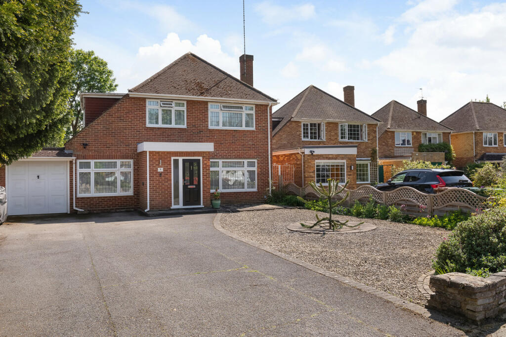 3 bedroom detached house for sale in Bramwell Close, Sunburyonthames