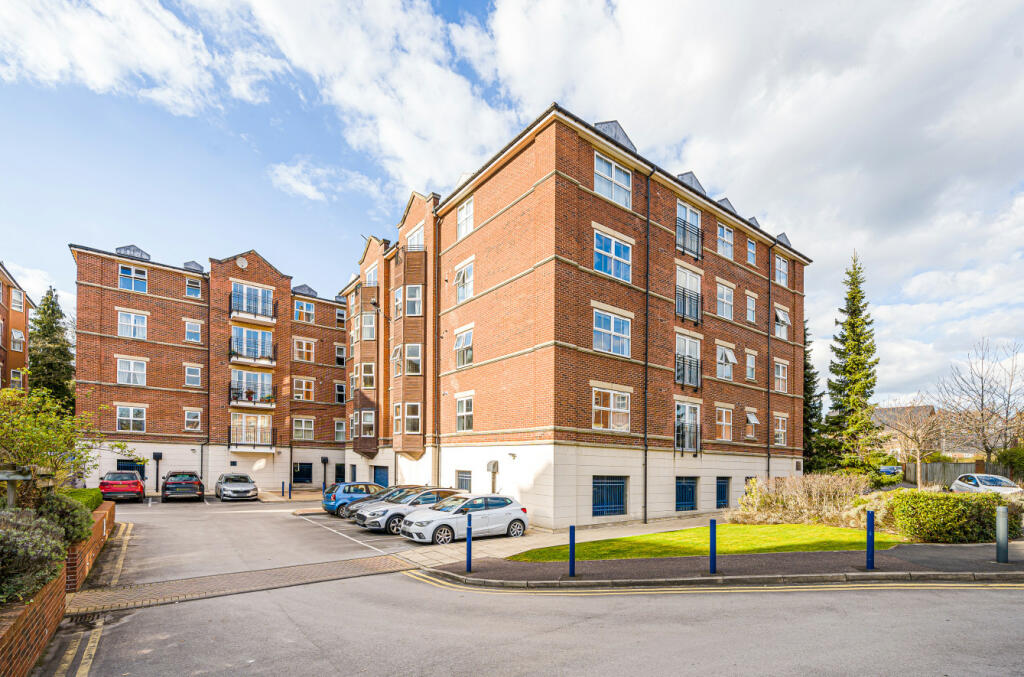 2 bedroom flat for sale in Carisbrooke Road, Far Headingley, Leeds, LS16