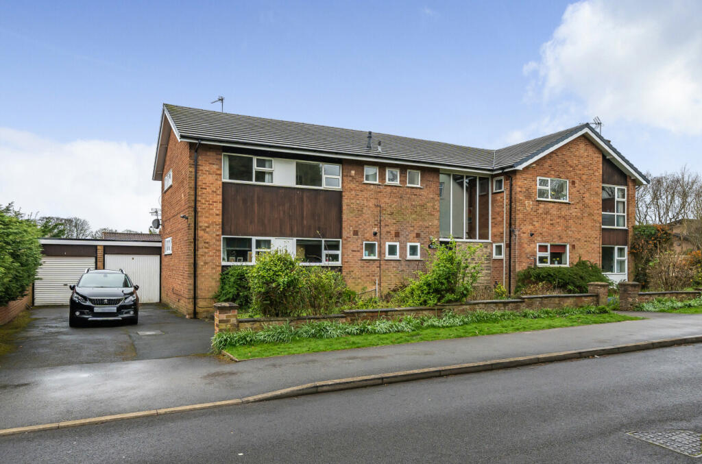 2 bedroom flat for sale in Welburn Avenue, West Park, Leeds, LS16