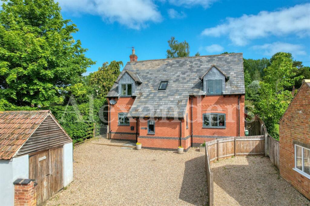 4 bedroom detached house for sale in Cross Street, Gaddesby, LE7