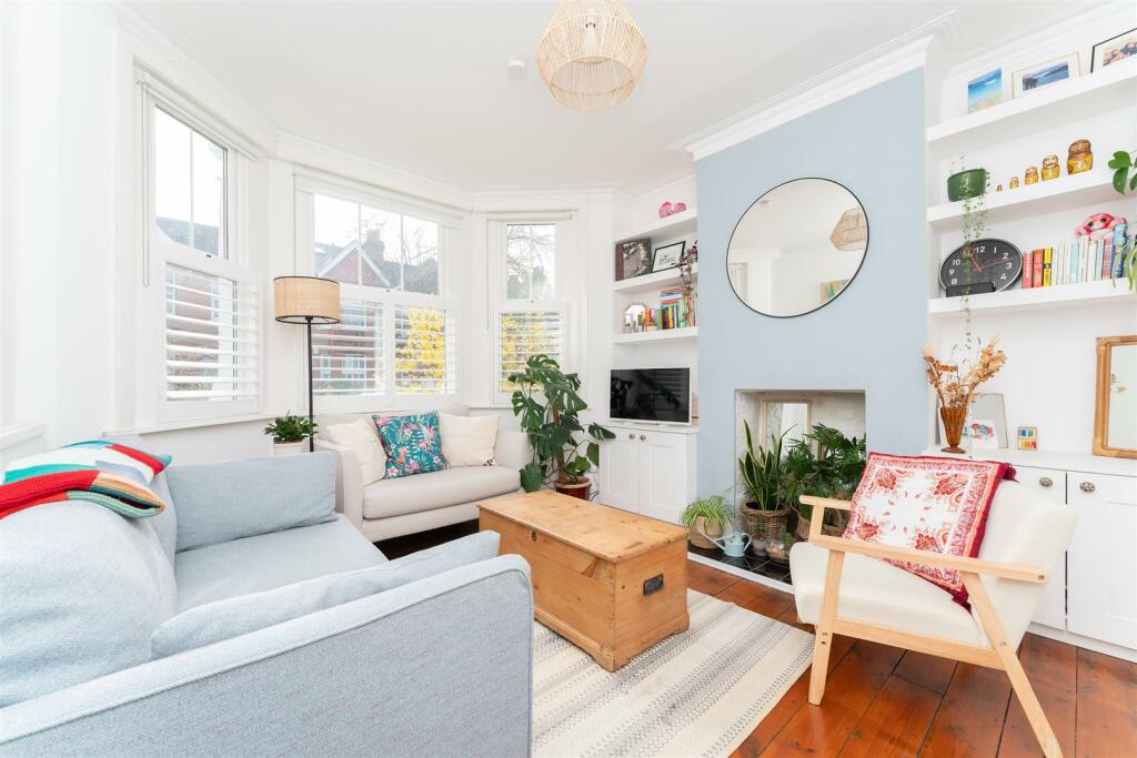 2 bedroom ground floor flat for sale in Murray Road, Ealing, W5
