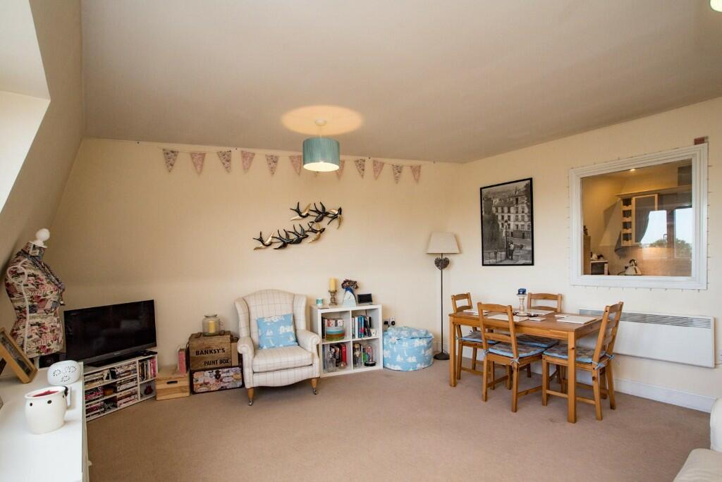 2 bedroom apartment for sale in Ickenham Road, Ruislip, Middlesex, HA4