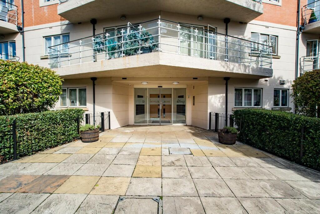 2 bedroom apartment for sale in Ickenham Road, Ruislip, Middlesex, HA4