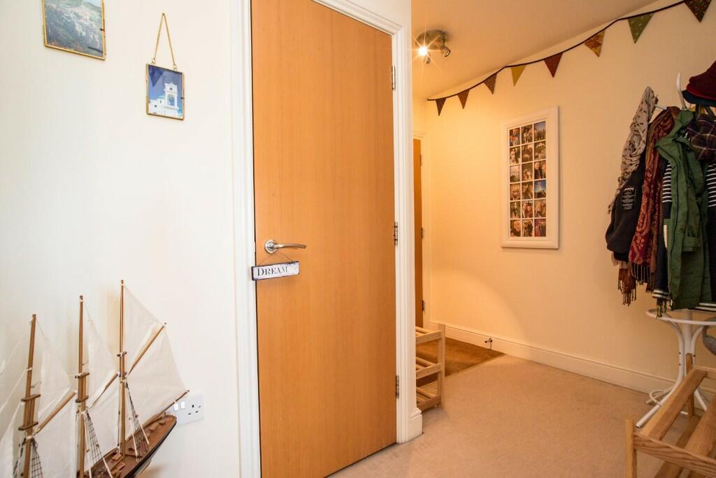 2 bedroom apartment for sale in Ickenham Road, Ruislip, Middlesex, HA4