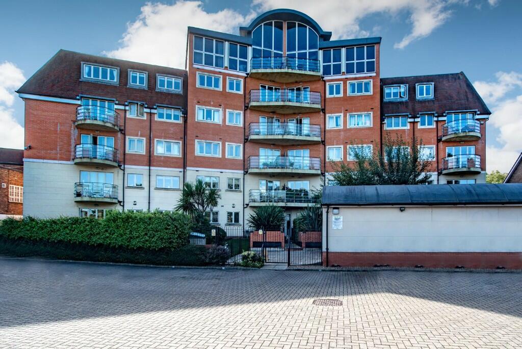 2 bedroom apartment for sale in Ickenham Road, Ruislip, Middlesex, HA4