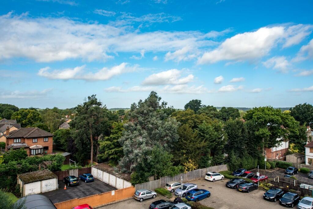 2 bedroom apartment for sale in Ickenham Road, Ruislip, Middlesex, HA4