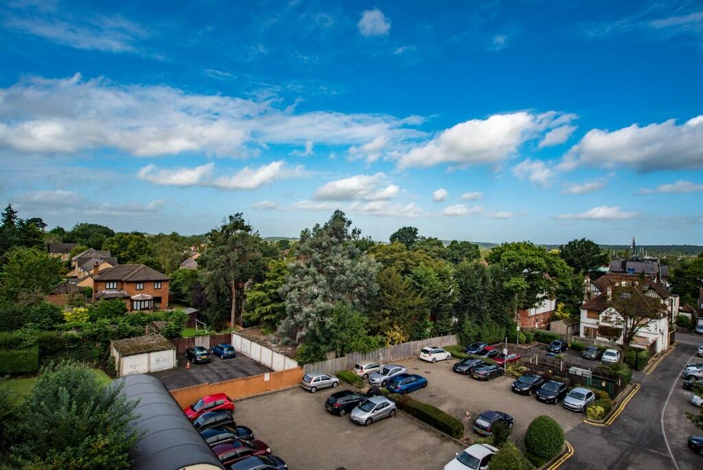 2 bedroom apartment for sale in Ickenham Road, Ruislip, Middlesex, HA4