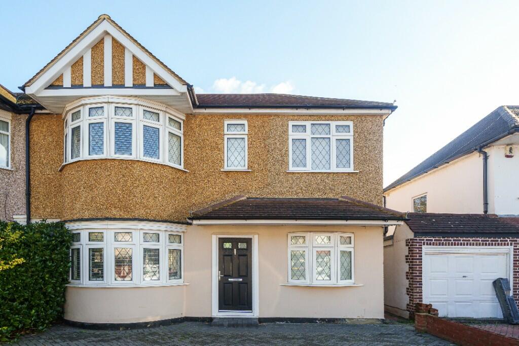 5 bedroom end of terrace house for sale in Whitby Road, Ruislip