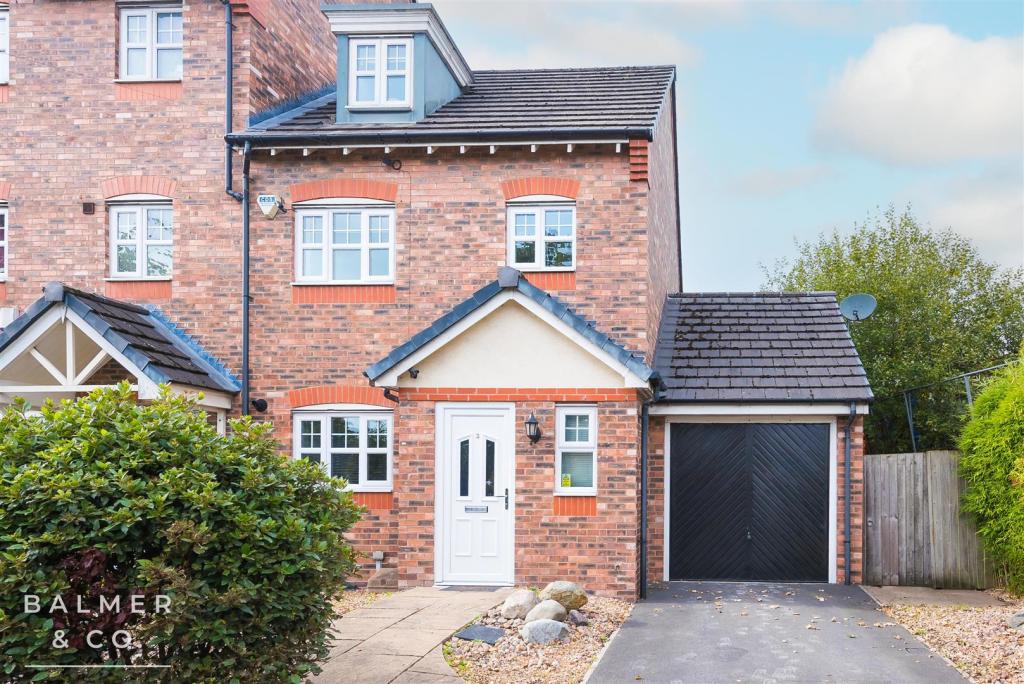 3 bedroom town house for sale in Mabel's Brow, Farnworth, Bolton, BL4