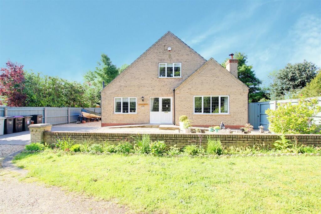 4 bedroom detached house for sale in Churchill Road, North Somercotes