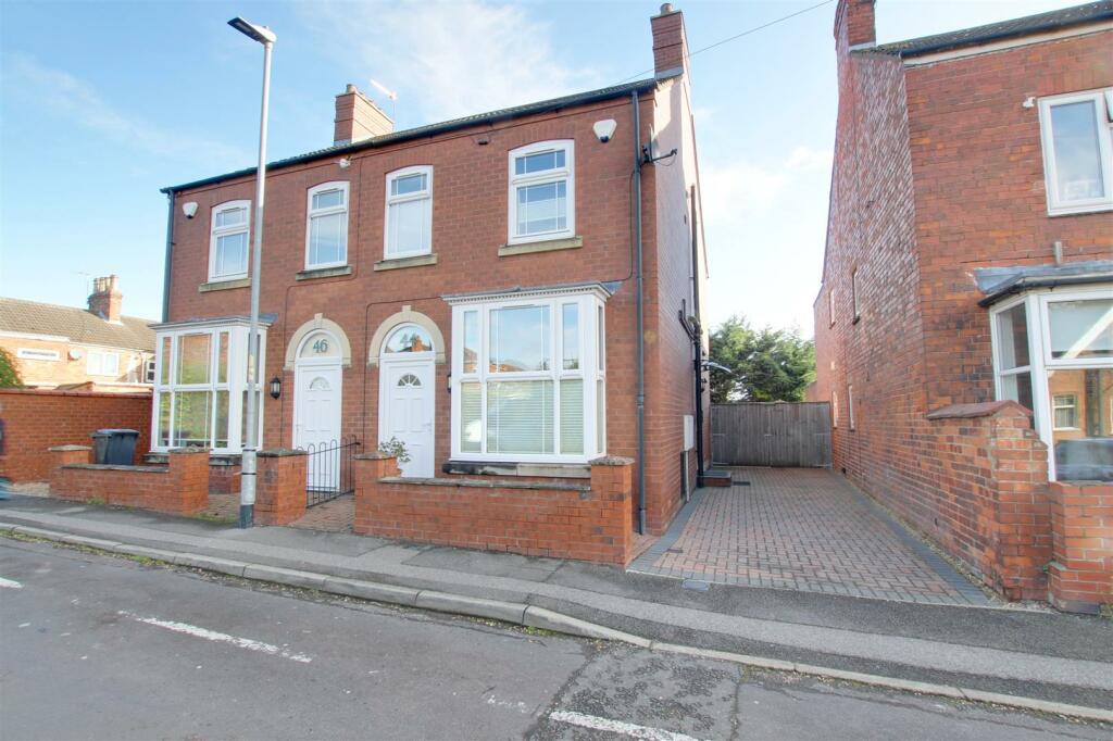 3 bedroom semidetached house for sale in Hawthorne Avenue, Louth, LN11