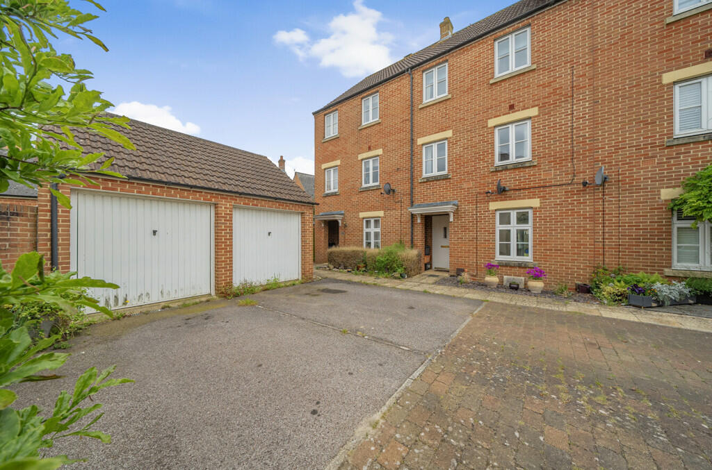 3 Bedroom Terraced House For Sale In Pulsar Road Swindon Wiltshire Sn25