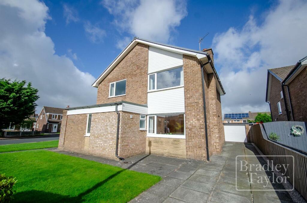 5 bedroom detached house for sale in Maple Grove, Penwortham, Preston, PR1