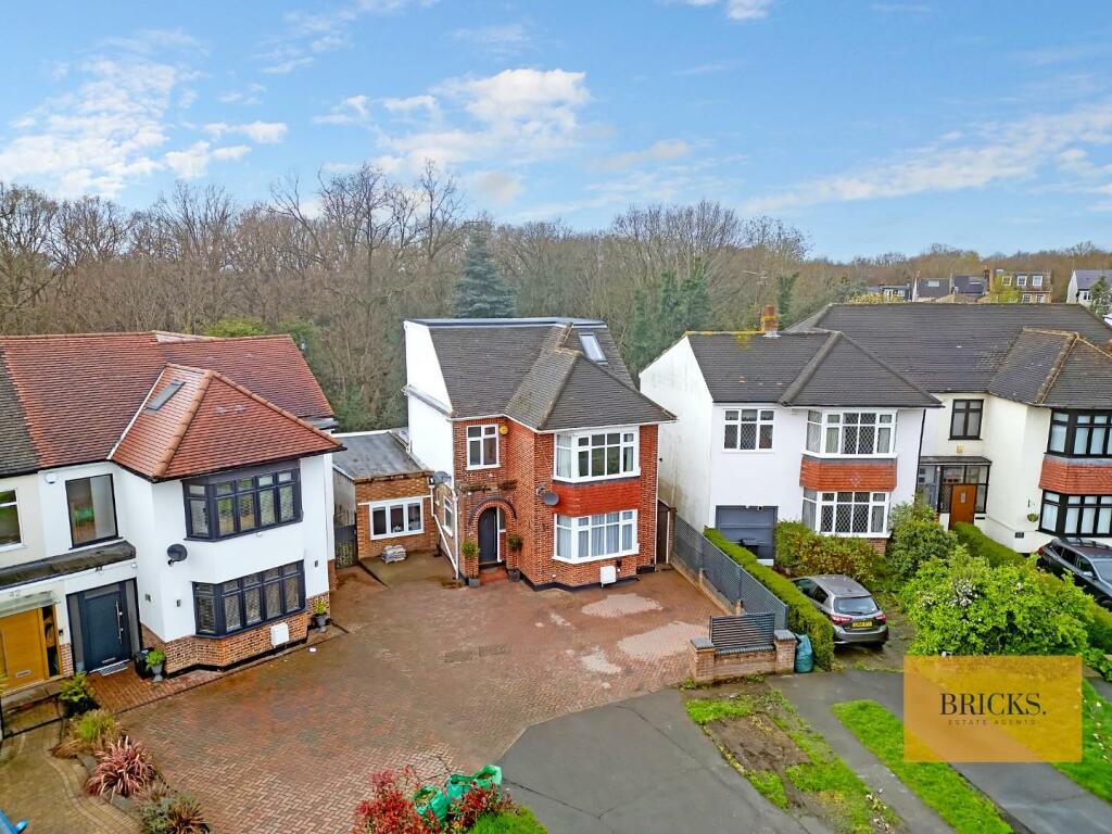 4 bedroom detached house for rent in Chiltern Way, Woodford Green, IG8