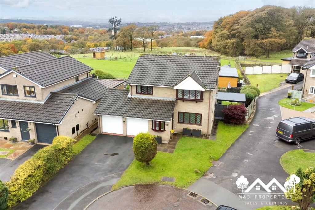 4 bedroom detached house for sale in Waltham Close, Baxenden