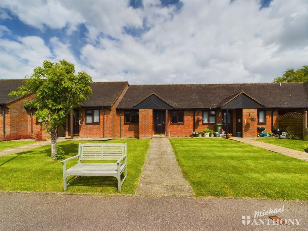 2 bedroom bungalow for sale in William Hill Drive, Bierton, Aylesbury