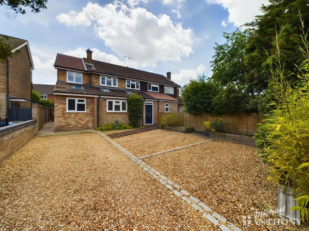 4 bedroom semidetached house for sale in Thame Road, Haddenham