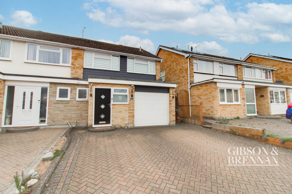 4 bedroom semidetached house for sale in Belmont Close, Wickford, SS12
