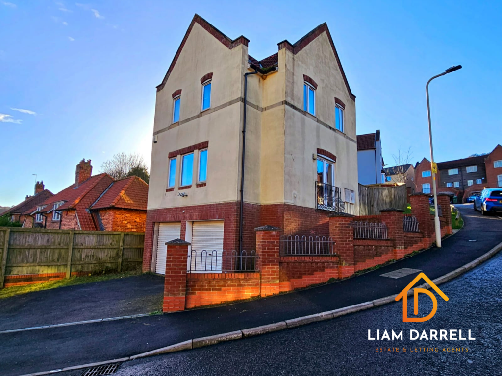 3 bedroom detached house for sale in Phoenix Drive, Scarborough, North Yorkshire, YO12