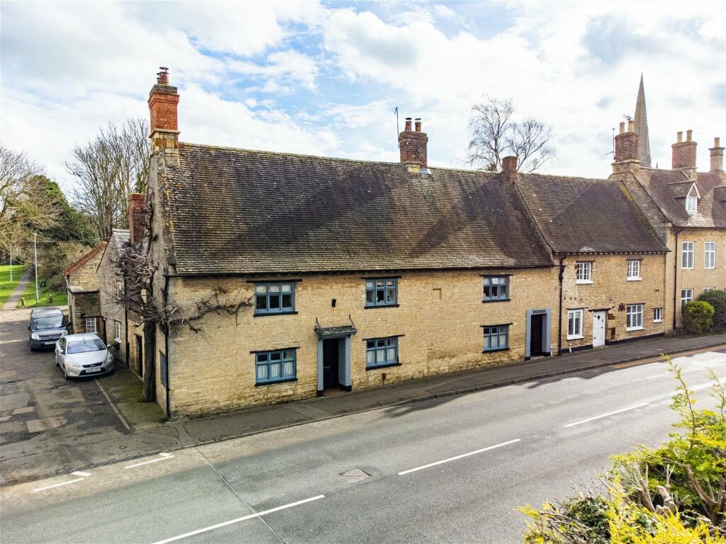 4 bedroom cottage for sale in College Street, Higham Ferrers, NN10 8DZ