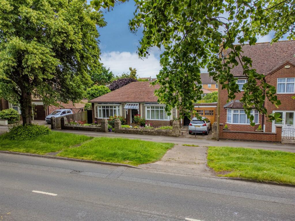 2 bedroom detached bungalow for sale in Cross Road, Wellingborough, NN8