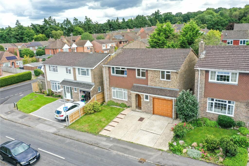 5 bedroom detached house for sale in Lingfield Road, Newbury, Berkshire