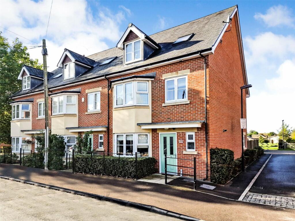 4 bedroom end of terrace house for sale in Buckingham Road, Newbury