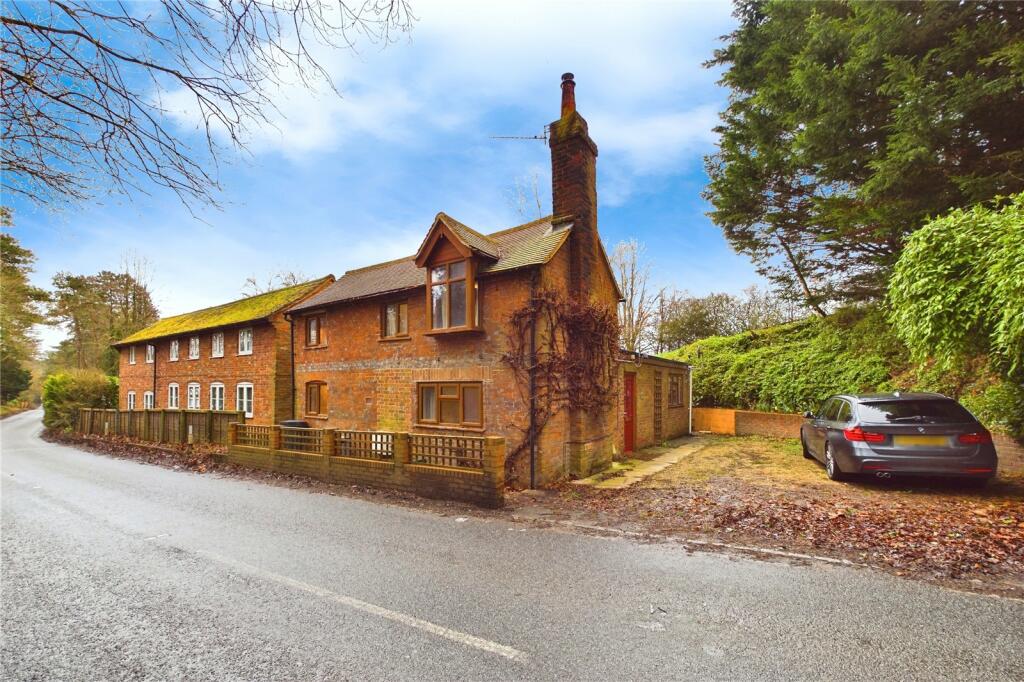 2 bedroom detached house for sale in Wantage Road, Donnington, Newbury