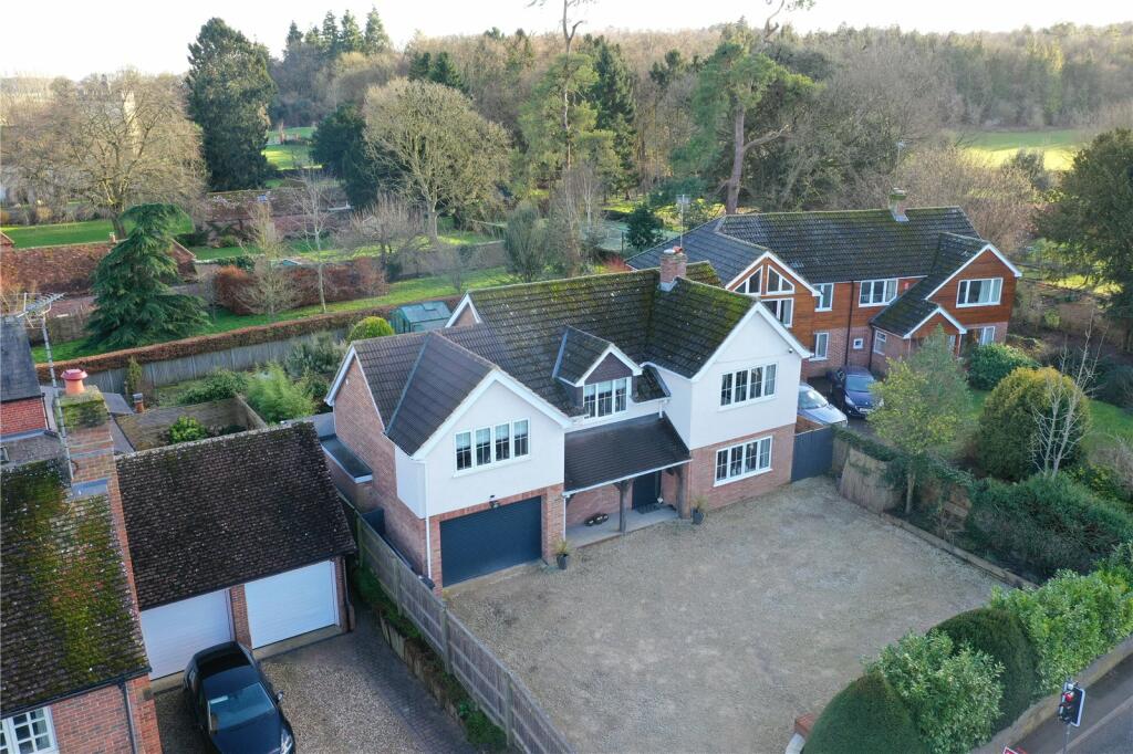 4 bedroom detached house for sale in Newbury Hill, Hampstead Norreys