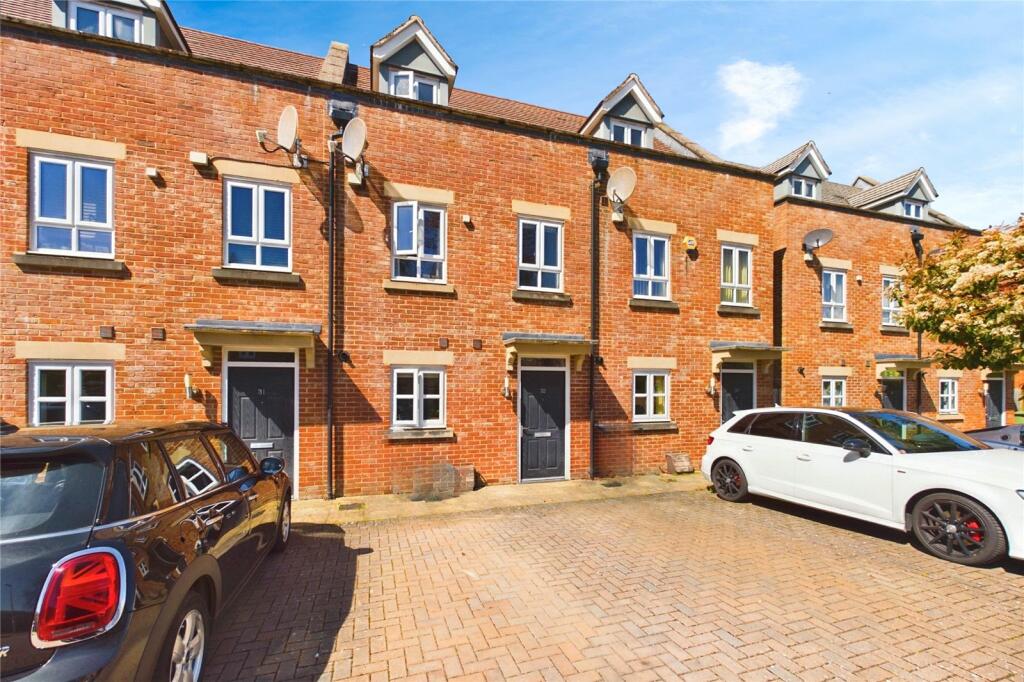 3 bedroom terraced house for sale in Denman Drive, Newbury, Berkshire, RG14