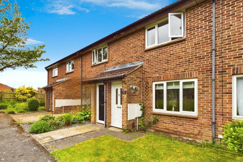 2 bedroom terraced house for sale in The Quantocks, Thatcham, Berkshire