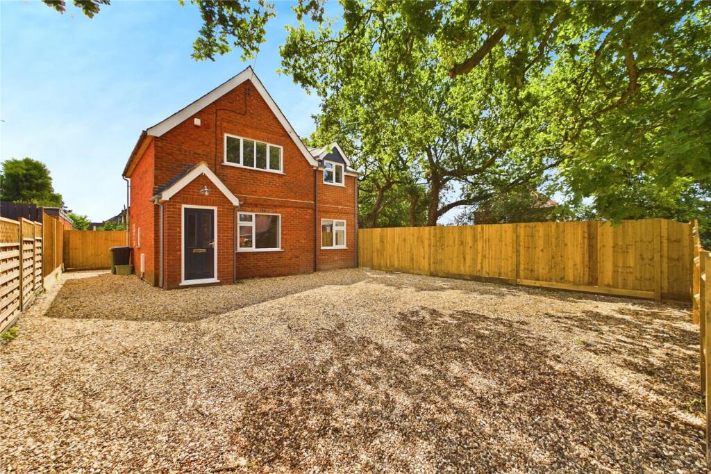 4 bedroom detached house for sale in Northfield Road, Thatcham