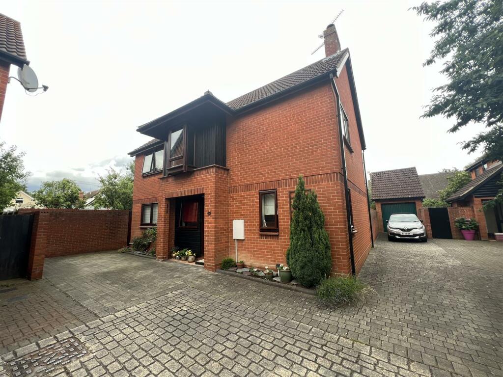 4 bedroom detached house for sale in Longacre, Chelmsford, CM1