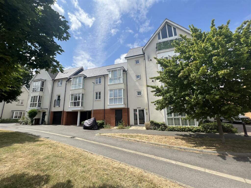 2 bedroom flat for sale in Lambourne Chase, Chelmsford, CM2
