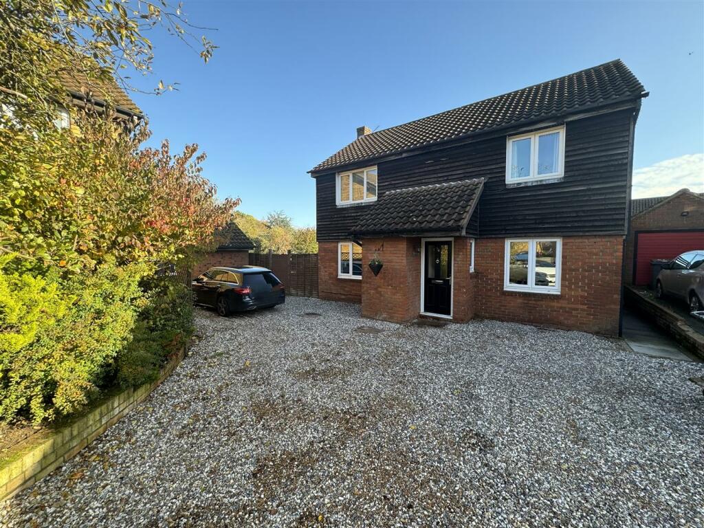 4 bedroom detached house for sale in Barlows Reach, Chelmsford, CM2