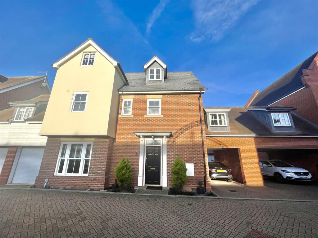 5 bedroom semi-detached house for sale in Telford Place, Chelmsford, CM1