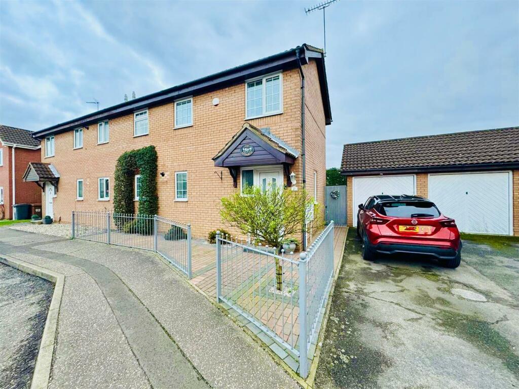 3 bedroom semi-detached house for sale in Beeleigh Link, Chelmsford, CM2